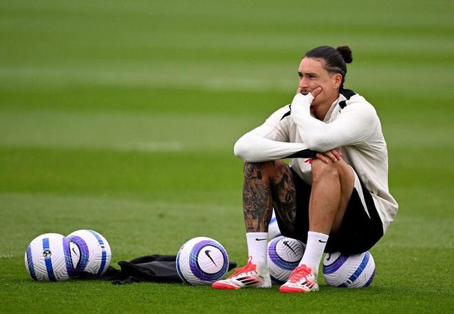 迫使其背身 迫使其背身